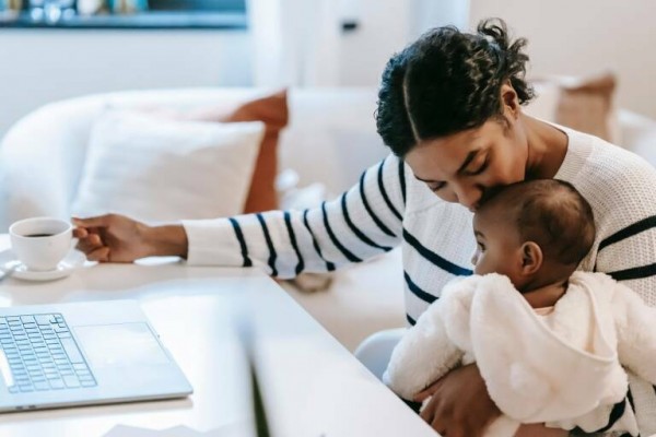 Aumentan un 15,5% las excedencias por cuidado de hijo o familiar y el 84% las solicitan las mujeres
