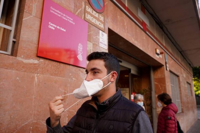 Sanidad retira el uso obligatorio de mascarilla en centros sanitarios ante el descenso de la incidencia