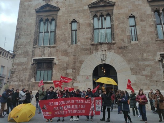 Una cacerolada de docentes reclama a la Generalitat que modifique el concurso de traslados