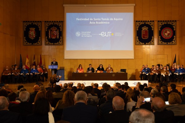 La rectora Beatriz Miguel defiende la educación pública como pilar esencial para el desarrollo social y el bienestar