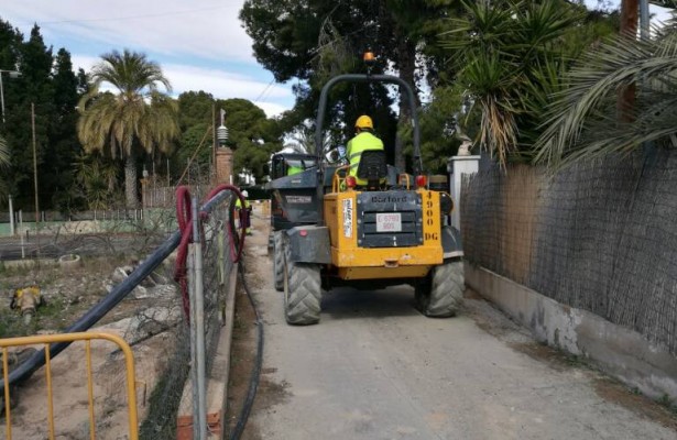 Elche urge al Gobierno el colector de Peña de las Águilas y legaliza las primeras viviendas irregulares del campo
