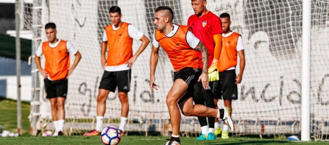 
El Valencia se ejercita en Paterna antes de partir hacia Finlandia