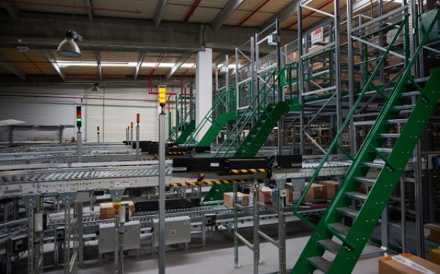 El centro logístico de Sprinter en Alicante mueve 1 millón de unidades la primera semana de rebajas