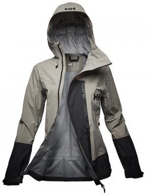La chaqueta urbana femenina, aliada de la moda y el esquí de travesía 