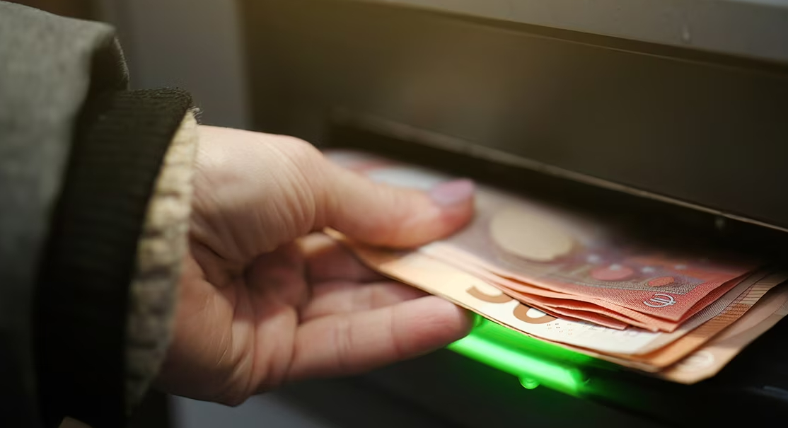 Los clientes de BBVA ya pueden sacar dinero en las oficinas rurales de Correos
