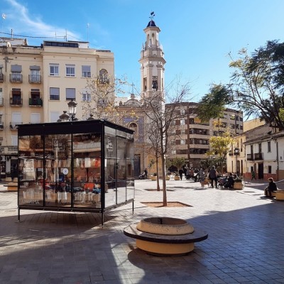 La biblioteca itinerante de La Base Culture se 'muda' a la Plaza de Patraix