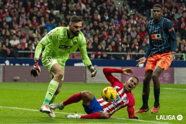 Lino da ventaja al Atlético al descanso (1-0)
