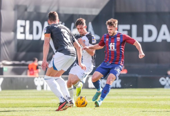 La primera parte 'interminable' del Eldense-Espanyol: ocho incidencias para 63 minutos
