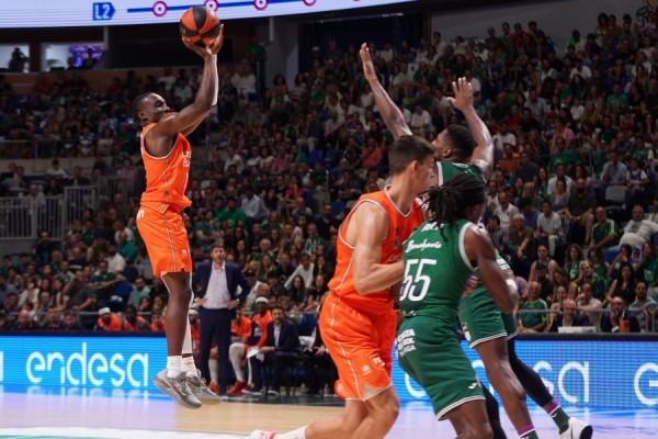 El Unicaja desmonta desde la defensa a un inoperante Valencia Basket