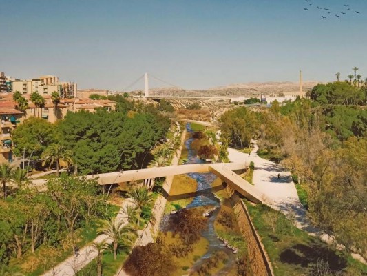 Un río entre palmeras y cemento