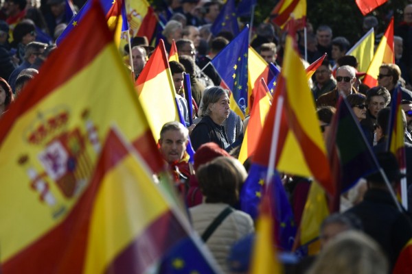 Miles de personas con banderas de España y de la UE apoyan la protesta del PP contra la amnistía