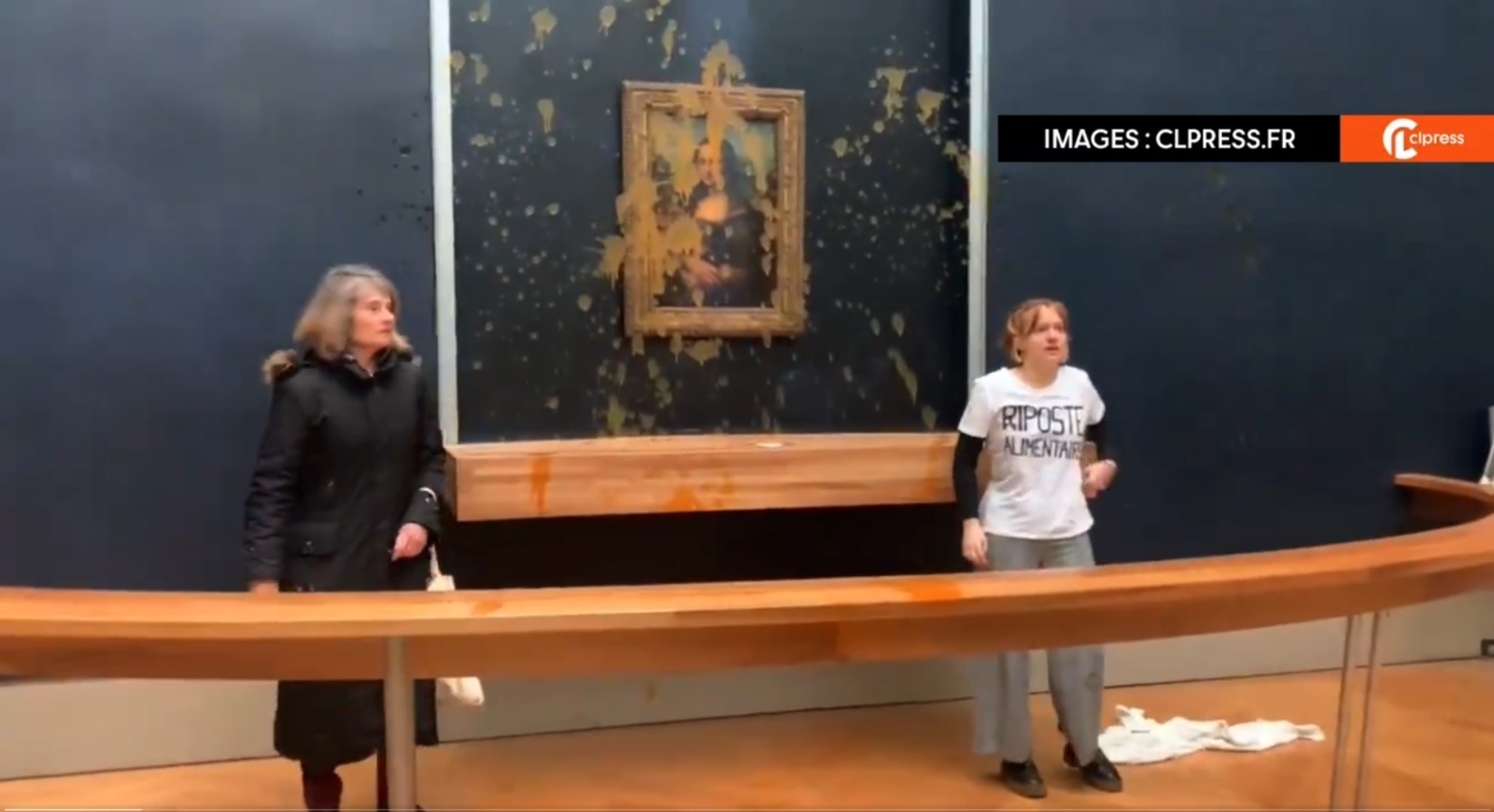 Dos activistas ambientales arrojan sopa al cuadro de 'La Gioconda'