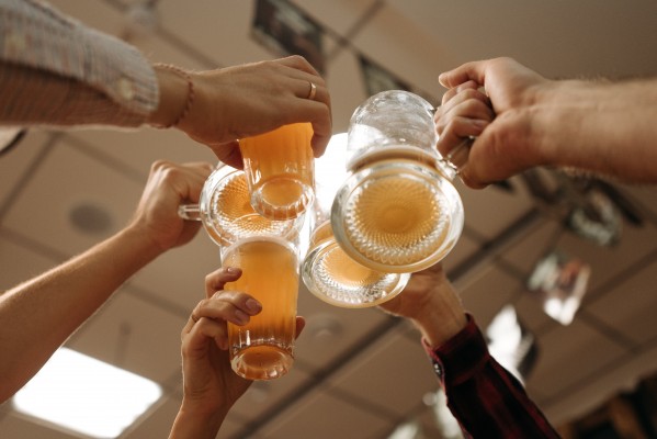 Investigadores observan que el alcohol puede ayudar a eliminar el arsénico del cuerpo