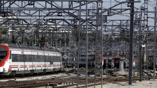 Iberdrola y Endesa se reparten el 'macrocontrato' de la luz a la red ferroviaria