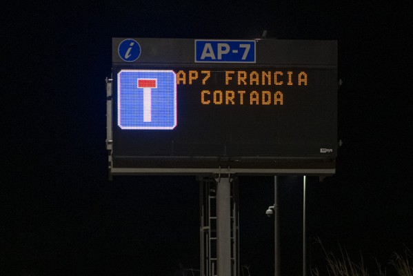 Reabierta la AP-7 en la frontera francesa, cortada desde este viernes por agricultores galos