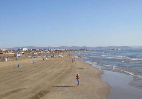 Activado el Plan de Emergencias por la mancha de un vertido a 16 km de la costa de Valencia