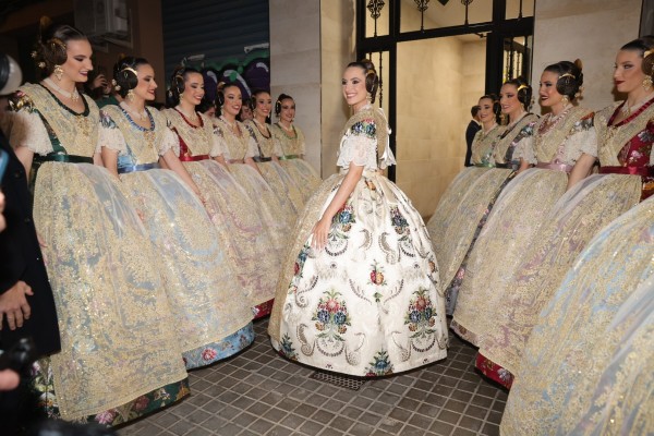 Blanco madreperla, el color del espolín de la fallera mayor de València 2024