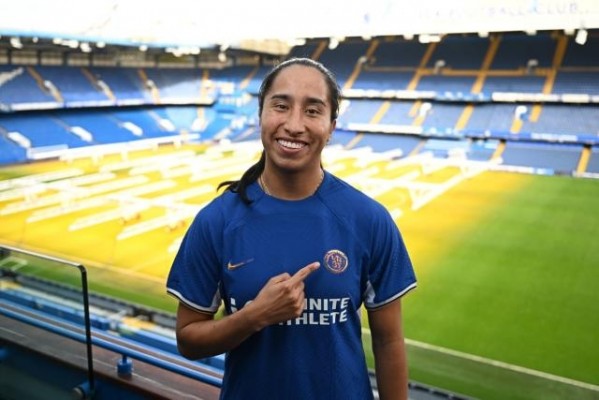 Calleja dice que la venta récord de Mayra es “un gran paso” en el fútbol femenino
