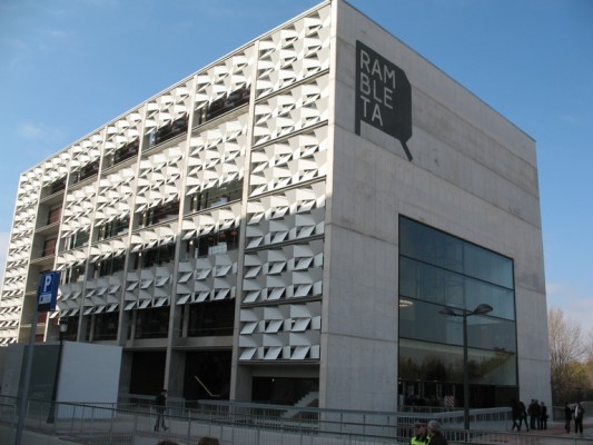 Graneros de creación será estudio y galería para doce artistas   