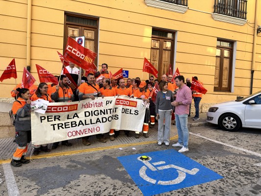 Los trabajadores de FOVASA en Oliva se concentran para reclamar un contrato digno