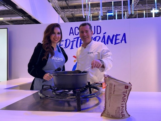 Alicante exhibe gastronomía en Fitur y abre contactos para captar 'stages' deportivos