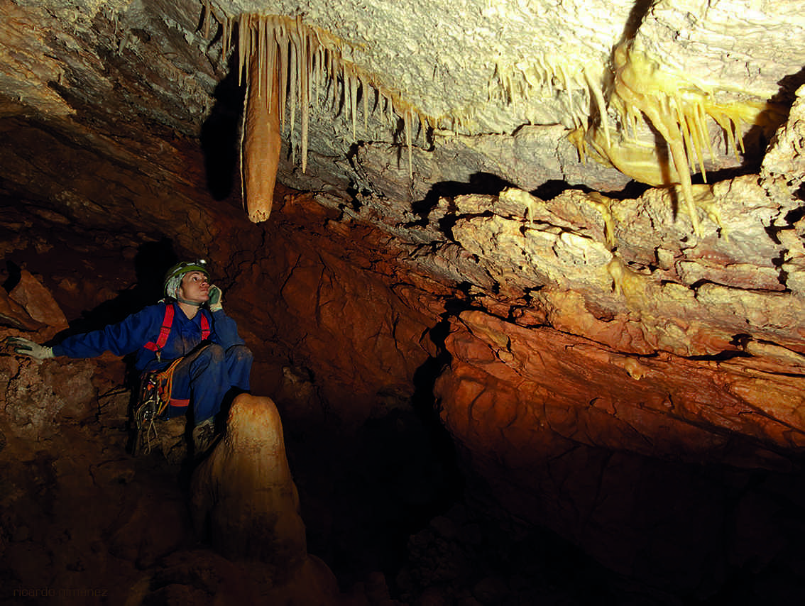 Tierra hueca: Viaje a lo más profundo de la Comunitat Valenciana