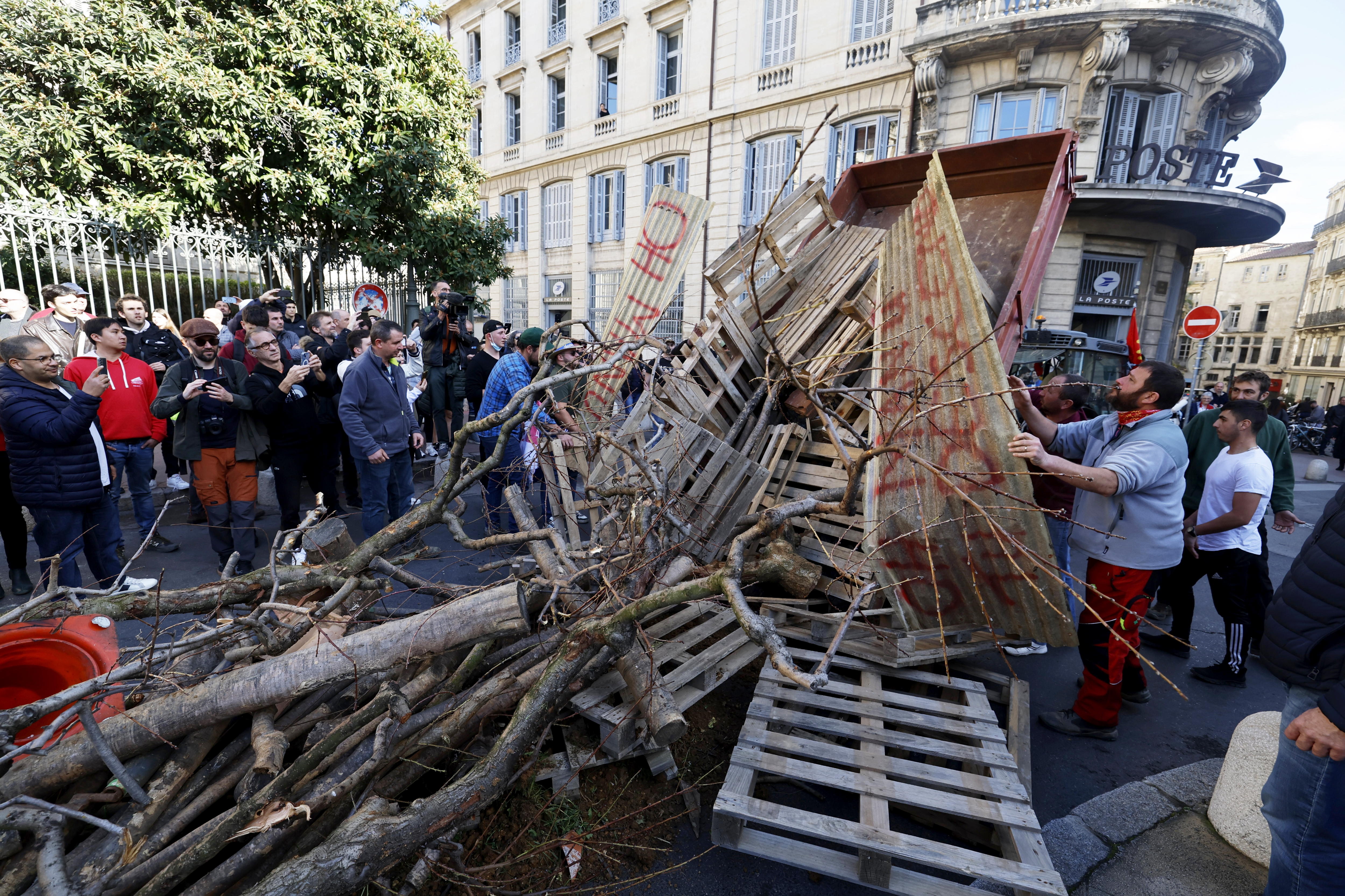Protesta de agricultores franceses este viernes. Foto: EFE/EPA/GUILLAUME HORCAJUELO - 