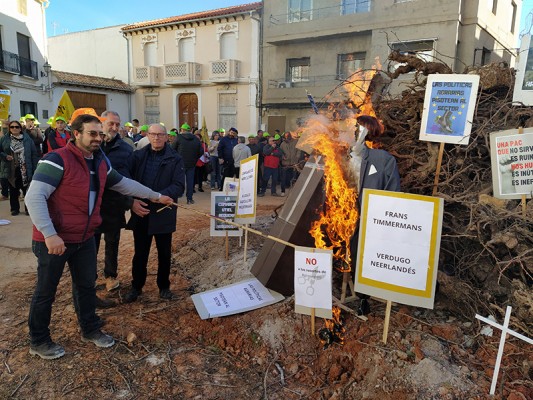 Agricultores valencianos inician protestas con una 'hoguera del vino': 