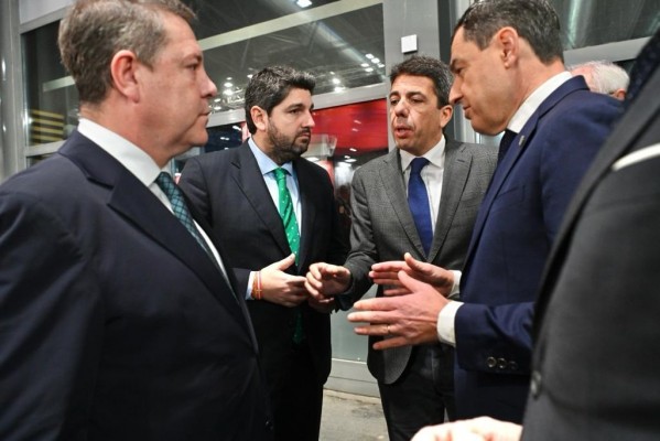 El botín de Miras en Fitur: cumbre de la conjura para la financiación y mete al PSOE en un lío
