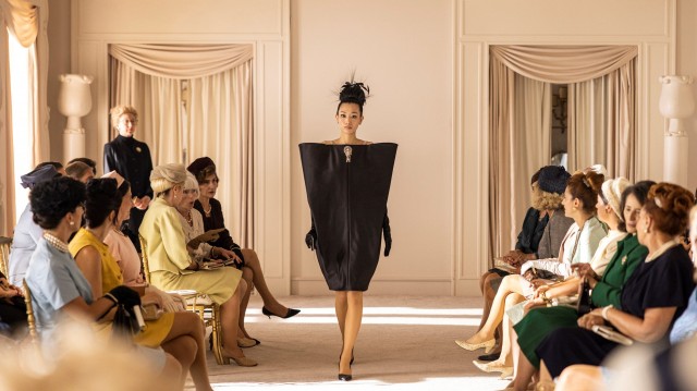 'Cristóbal Balenciaga': hasta un sombrero es política
