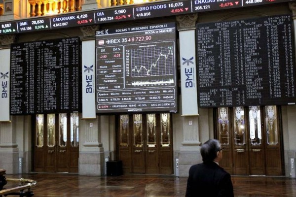 El Ibex 35 salvó el 9.900 en un día donde Lagarde no dijo nada nuevo y a la banca le sacudieron