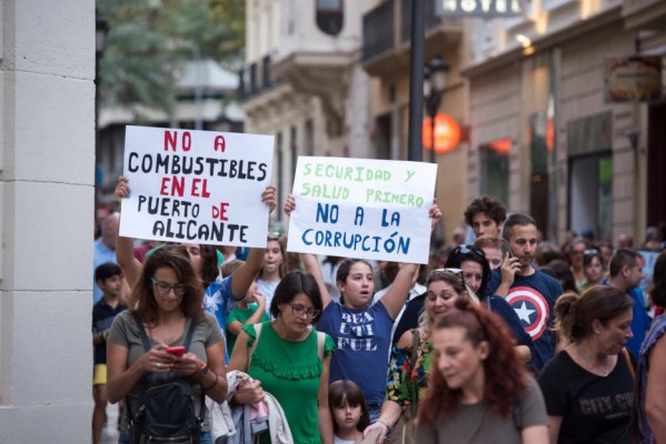El debate legal sobre los depósitos del Puerto: ¿deben alejarse 1.000 metros de zona habitada?