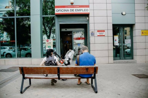 El paro bajó en España en 193.400 personas durante 2023 con una tasa del 11,76%