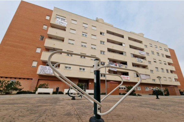Las familias vulnerables del bloque del Barranquet recuperan la mitad de la bonificación del alquiler