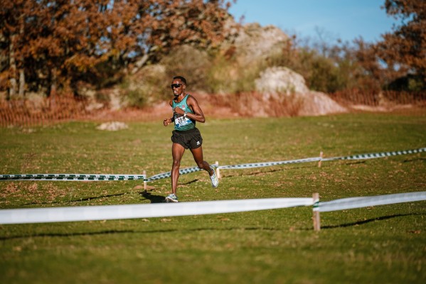 El atleta del Playas Thierry Ndikumwenayo apunta a coronarse campeón de España absoluto de cross