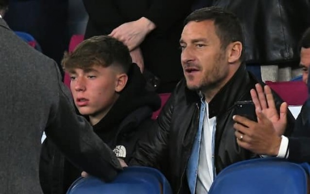 Francesco Totti acompaña a su hijo Cristian en su primer día en el filial del Rayo