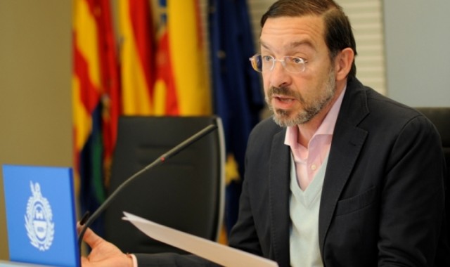 El bipartito de Elche autoriza al asesor Martínez-Pujalte compatibilizar con la docencia en la UMH