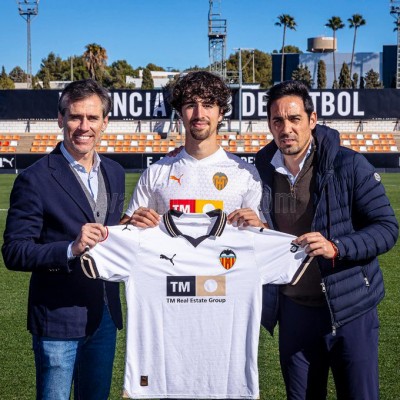 El Valencia anuncia la renovación de Hugo González, con el Elche pendiente