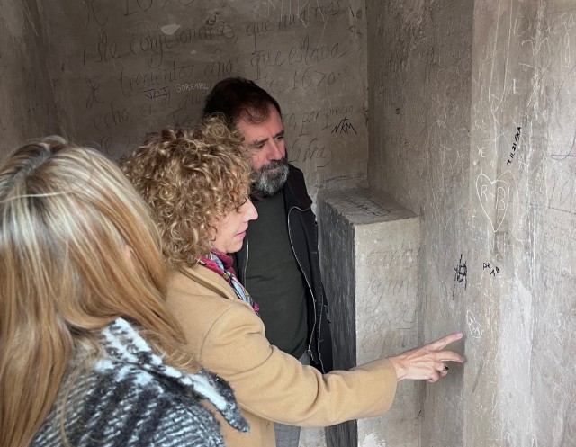El IVCR+i borrará las pintadas de los confesionarios del claustro gótico en el Centre del Carme