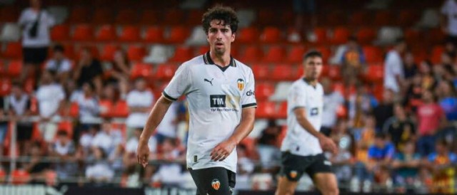 Hugo González 'pacta' su futuro en el Valencia hasta 2027