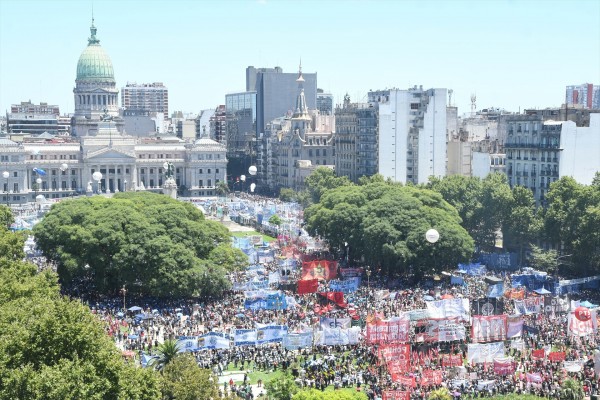 Argentina vive una jornada de paro con bancos cerrados y una multitud frente al Congreso