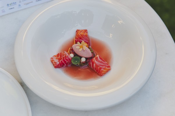 Un plato con granada mollar, dashi y trucha del pirineo gana el concurso tradicional concurso de Elche