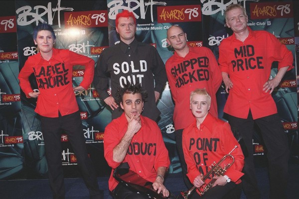 Chumbawamba, el grupo anarquista que pretendió (sin éxito) 
