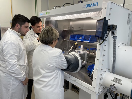 Investigadores de la UJI estudian materiales para hacer masiva la implantación de renovables