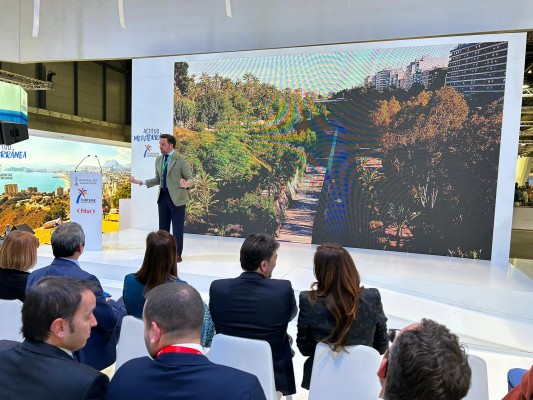 Elche se promociona con experiencias en el corazón del palmeral en Fitur 2024