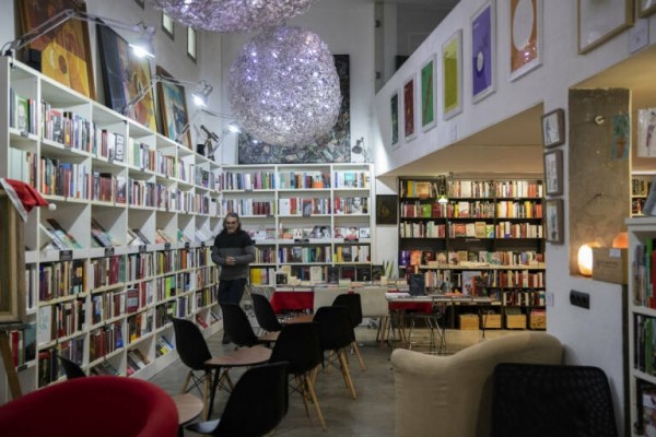 El amigo invisible literario 'Sentim les llibreries' pone en marcha su quinta edición