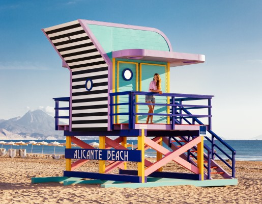 Alicante aplaza la instalación de nuevos puestos de salvamento del artista Antonyo Marest