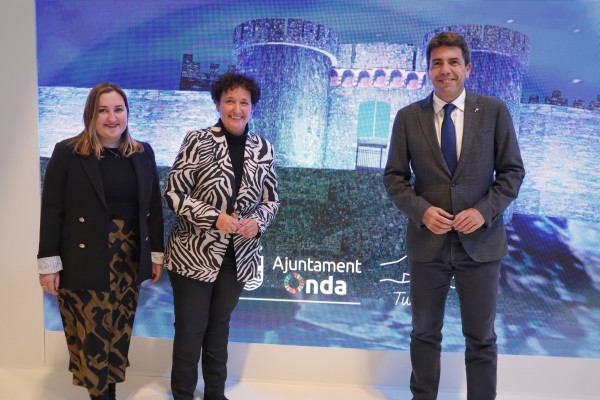 Un espectáculo de luces en el Castillo de las 300 Torres: Onda exhibe su nueva atracción en Fitur