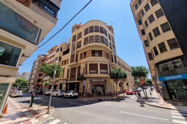 El Ayuntamiento comprueba el estado de los Cines Rex para hacer una tasación antes de su compra
