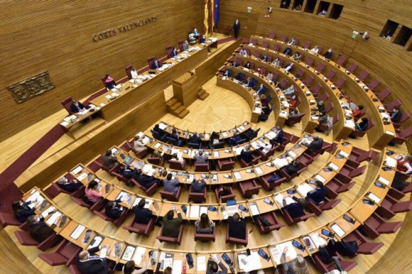 Un contrato de emergencia asumirá al personal de limpieza de Les Corts y sus nóminas adeudadas